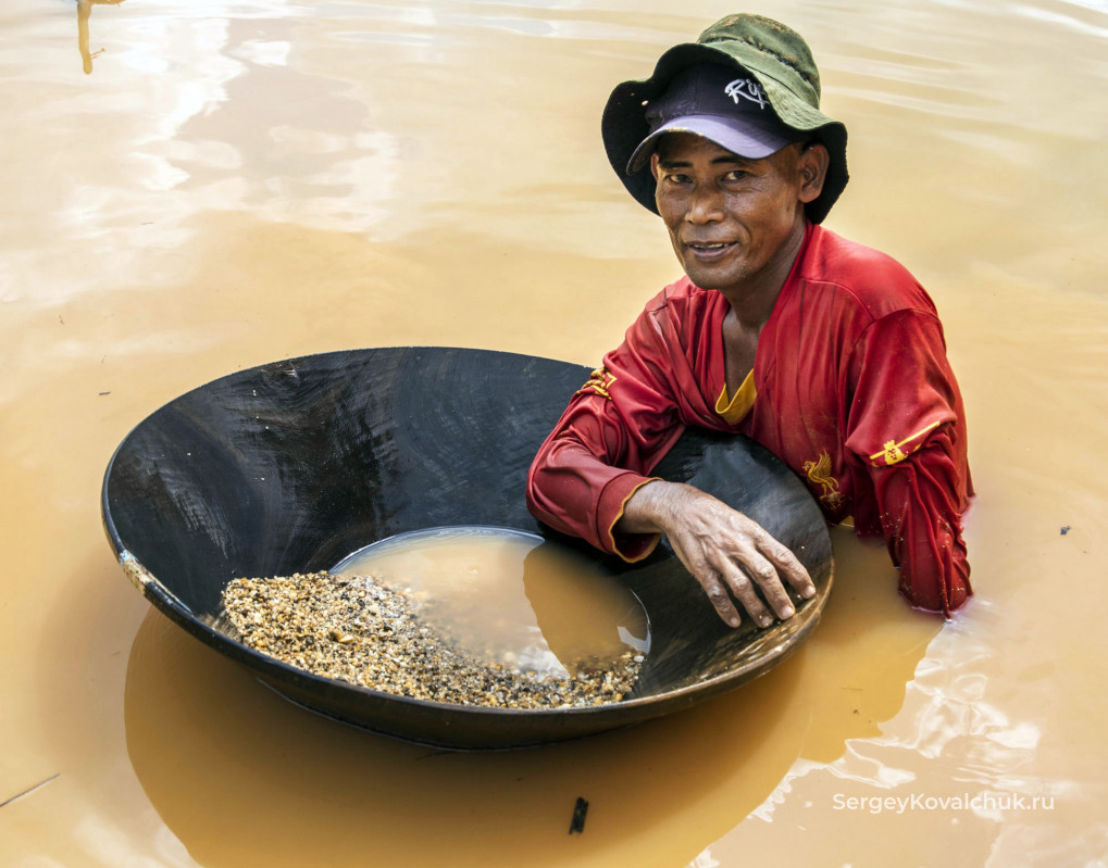 Карьерная добыча алмазов и золота. Деревня Cempaka, окрестности города Banjarmasin, Южный Калимантан