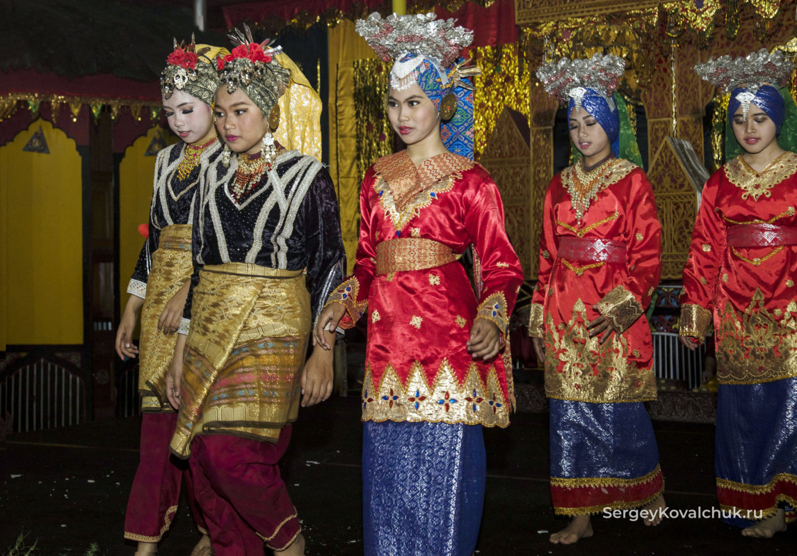 Tari Piring (Plate Dance), the Minangkabau, Bukittinggi, Western Sumatra, Indonesia