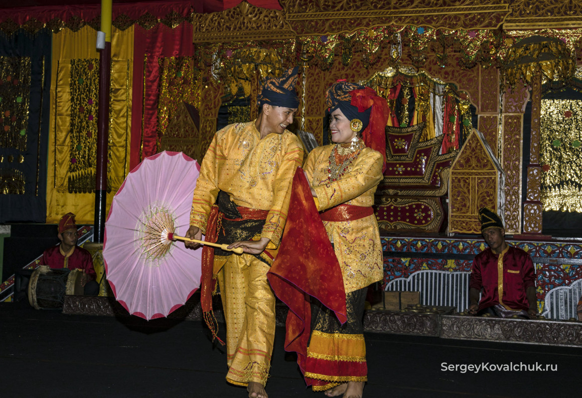 Tari Piring (Plate Dance), the Minangkabau, Bukittinggi, Western Sumatra, Indonesia