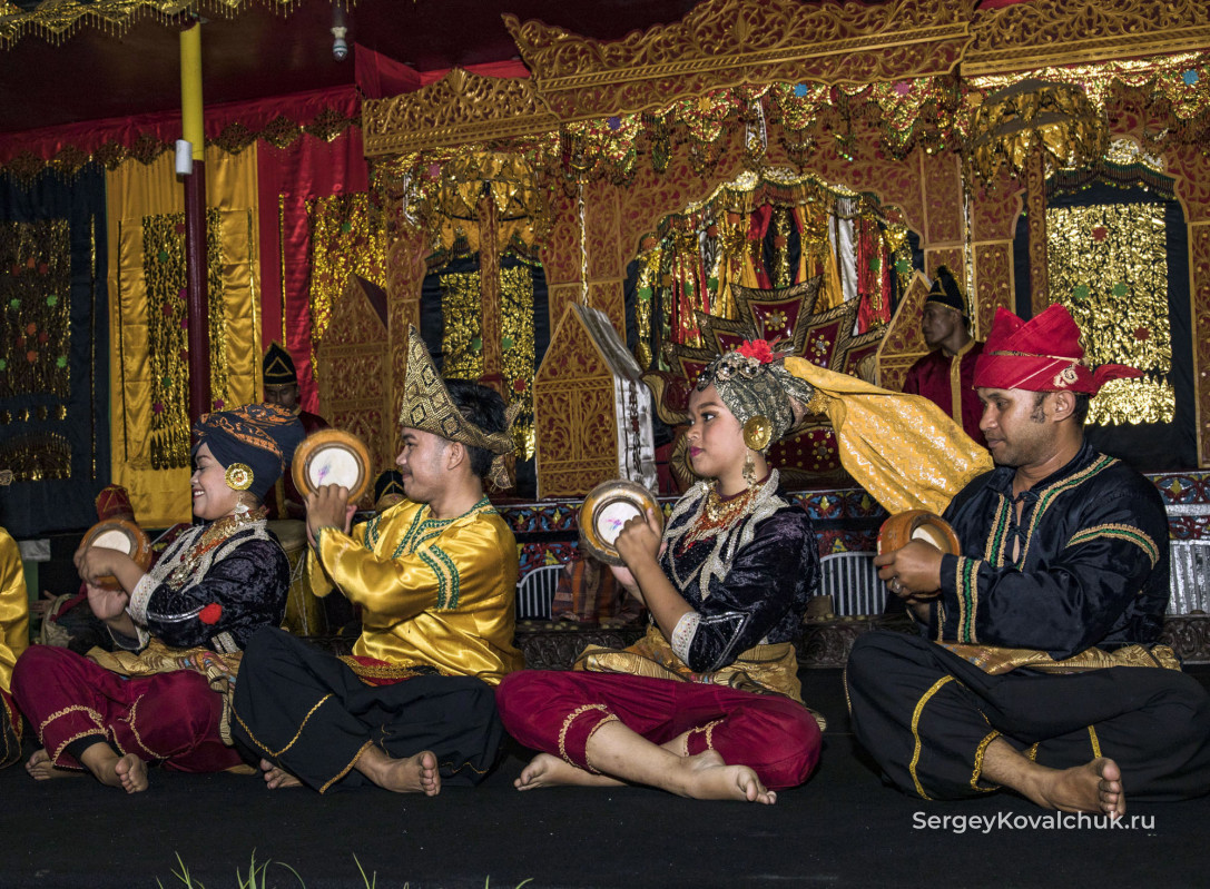 Tari Piring (Plate Dance), the Minangkabau, Bukittinggi, Western Sumatra, Indonesia