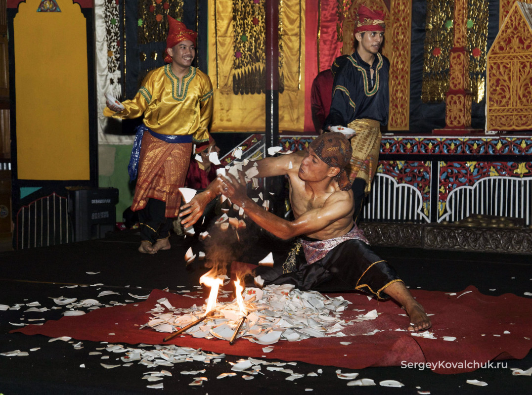 Tari Piring (Plate Dance), the Minangkabau, Bukittinggi, Western Sumatra, Indonesia